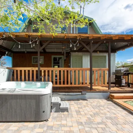 Cozy Boulder Cabin• Minutes to Downtown Whiskey Row and Rodeo• Views• Hot Tub