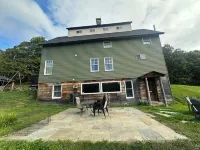 Tranquil 3-bed home in Brookfield with WiFi, quiet road, patio and great room