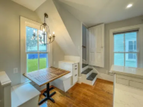 Large newly renovated Cape Victorian 5 blocks from the beach, sleeps 12