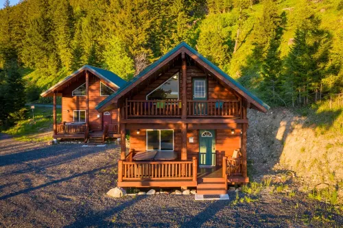 Hot Tub on Deck. 14 Miles to Yellowstone! Easy Access. - Chalets