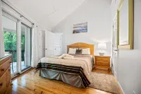 Relaxing 2 BR cottage, walking distance to beach