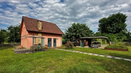 Spacious house with lake view, garden and rowing boat on the Beetzsee