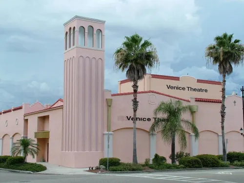 Beautiful heated pool & spa home, walk to Shamrock Park and close to beaches. Hotels in South Venice