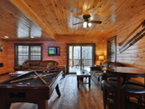 Almost Heaven Cabin at Trickle Creek in Hocking Hills 馬裏恩酒店