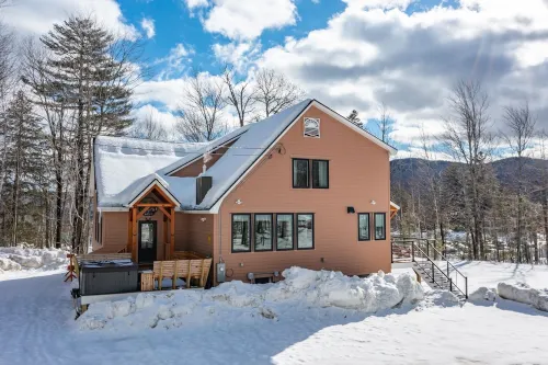 12 Bed, 6 Bath, 20 Guests STEPS from Sunday River w/ Hot Tub & Game Room