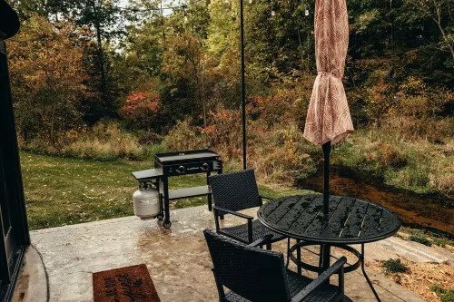 The Grain Binn: Lux / hot tub / unique stay/ king bed / gas fireplace