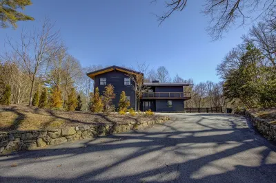 Fully Renovated Modern Home, within 2 miles from downtown Highlands Các khách sạn gần Sunrise Rock by Highlands-Cashiers Land Trust