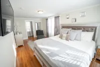 West Roxbury Retreat –Near Downtown Boston, Steps to Train & Bus, Spacious&Comfy Отели рядом с достопримечательностью «Колледж Бостон Баптист»