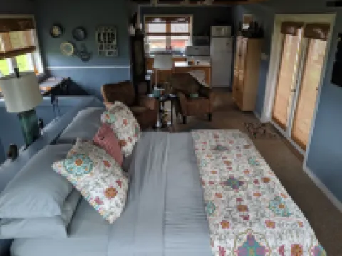 Charming Cottage, Fresh Eggs, Friendly Pets and Pet Friendly!