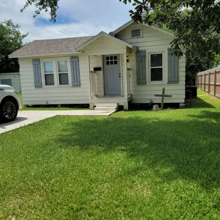 Adorable cottage in the heart of Lake Charles.