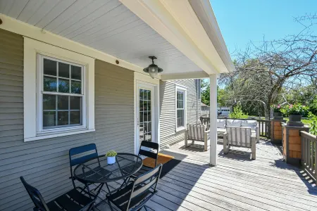 Stylish Cottage, Walkable to DT Geneva, pet friendly