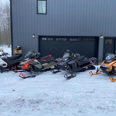 Spacious cabin minutes from recreational trails & Round Lake