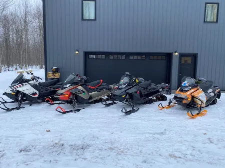 Spacious cabin minutes from recreational trails & Round Lake