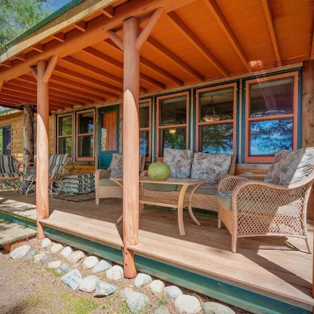 Nick's Lakeside Lodge