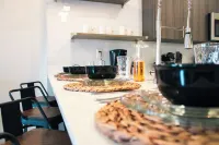 Luxurious Apartment in the Heart of Downtown Louisville! King Bed, Pool, Gym! Отели в г. 