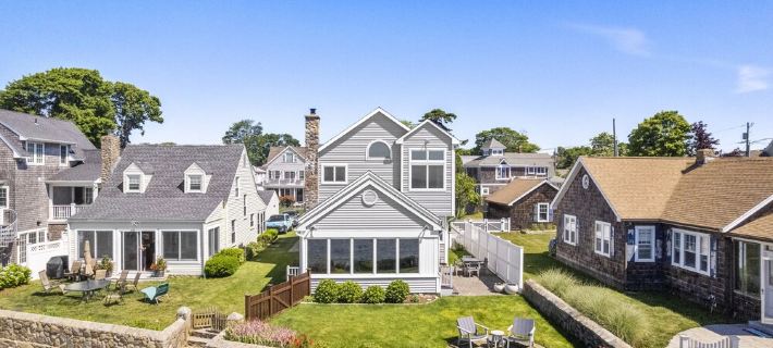 Stunning Waterfront Home with Private Beach! Отели в г. Мидлсекс