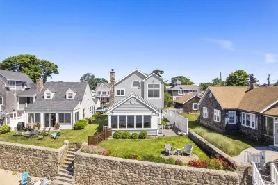 Stunning Waterfront Home with Private Beach! Hotels in 