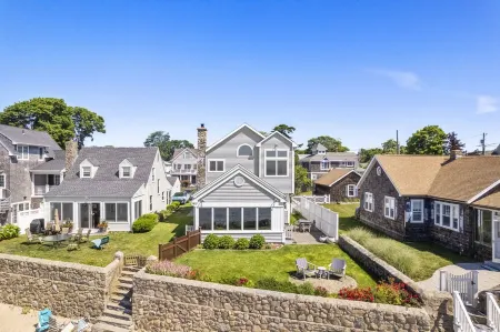 Stunning Waterfront Home with Private Beach! Отели в г. Клинтон