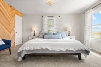 20 ft swim spa! 5 bed, 4 bath, hot tub, 5 acres, game room, north CO Springs! Hotels in Gleneagle