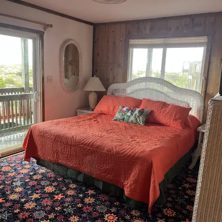 Oceanfront Bliss w/ outdoor pool, hot tub and beds made !