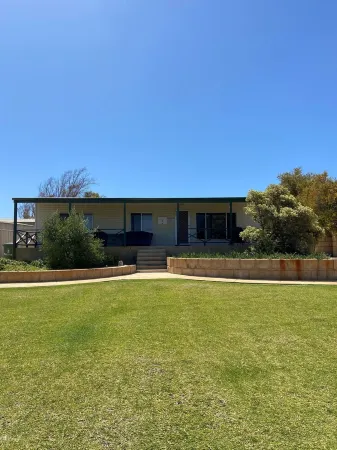 Sandowne House - Families and fisher peoples favourite close to beach
