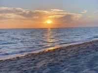 HAPPY  FUN  BLUE HOUSE  kids, pets friendly, 3 miles away from the  beach🏖️.
