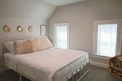 Charming Retreat on Quiet Street, close to Notre Dame and DTSB Hotel in zona Ice Box Skating Rink