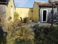 Croyde cottage with direct access to beach path, close to pubs and shops. Hotels near Surfer's Paradise Croyde Bay Campsite