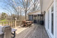 Lakeside Comfort with Private Dock! Close to local marinas!!