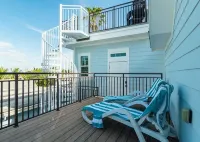 Romantic, Cute Cottage on Anna Maria Island. Close To Everything. Pet Friendly!