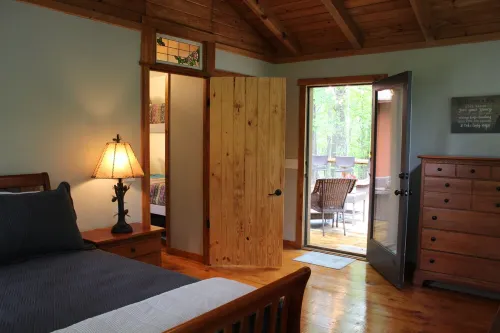 Private mountain cabin surrounded by Nat'l Forest! Visit wineries, hike the AT!