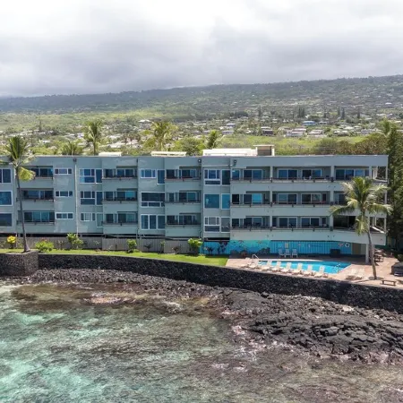 Banyan Tree 300: Gorgeous, New Unit 20 ft from Beach w/ Stunning Ocean Views/AC!