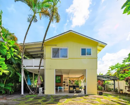 Gated cottage, 3 blocks to beach, A/C  Close to Tunnels. Lots of outdoor space Отели рядом с достопримечательностью «Лумахаи Бич»