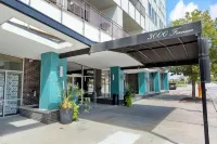 Luxury Mid-century Condo, Cozy & Fully Remodeled. Stocked with Many Extras! のホテル