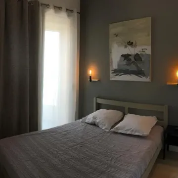 Beautiful and bright apartment with lovely view of Cassis Bay and feet in water