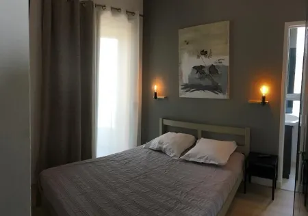 Beautiful and bright apartment with lovely view of Cassis Bay and feet in water