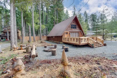Updated Mt Rainier Cabin near White Pass and Cowlitz River - Mama Bear Chalet Отели рядом с достопримечательностью «La Wis Wis Campground»