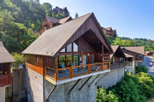 Winter Specials, Honeymoon Cabin with View, Hot Tub, Close to Dollywood