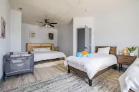 Nirvana Homes: Spacious Getaway w/Sparkling Pool & 2 King Suites