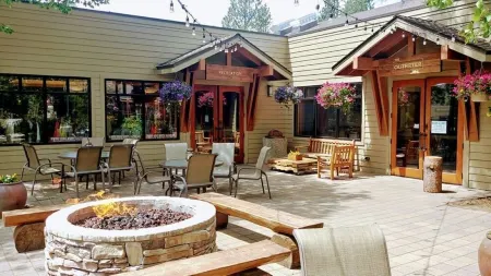 Best Location and layout at 7th Mountain 1024 SF 2 Bed/2 Bath - Pet Friendly Отели рядом с достопримечательностью «Хай Десерт Музеум»