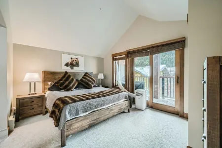 Premium penthouse in Keystone, great pool - The Springs!  Walk to slopes.