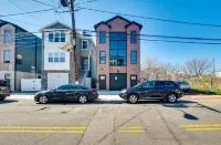 Townhouse - Urban Living with Rooftop Deck!