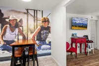 Route 66 Downtown Burgundy Bungalow w/Fenced Yard, AC, W/D, 3 Smart TVs, Wi-Fi - 4 stjerner