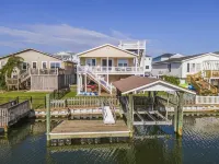Deep water canal front adorable cottage!  Well kept and clean!