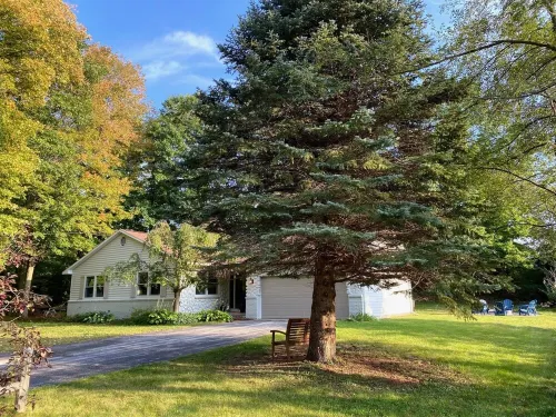 Updated Leelanau home nestled bt Suttons Bay & West Bay, 3 min walk to 2 beaches