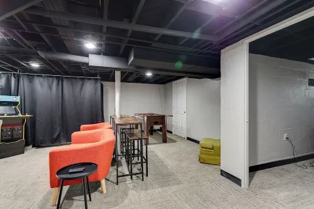 Great Locatoin- Mins to Rupp-Kroger Field-Downtown Lexington- Modern Retro 70's