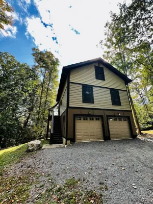 Breathtaking Mountain View, Close to Everything yet tucked away in the woods.