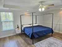 Spacious 4-bedroom home in private nature BMW Zentrum附近的飯店