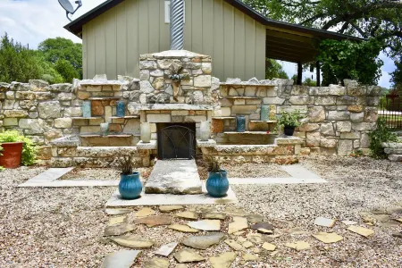 Romantic Ava Haus Cottage. 3 minutes to Main! See our other 4 Ava Haus rentals.