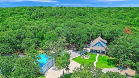 Lakehouse Retreat with Game Shed-4 minute walk to Beach, Fishing Cove,& Trails!